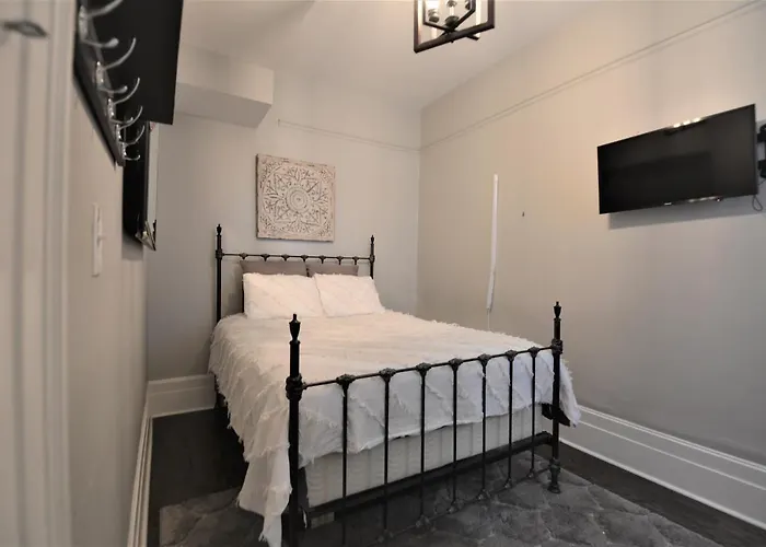 Penthouse Level, Stunning Wrigley Apartment *