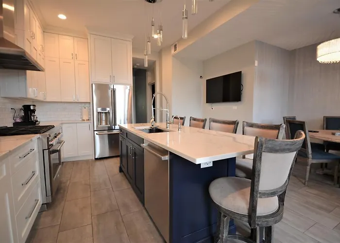 Apartment Penthouse Level, Stunning Wrigley *